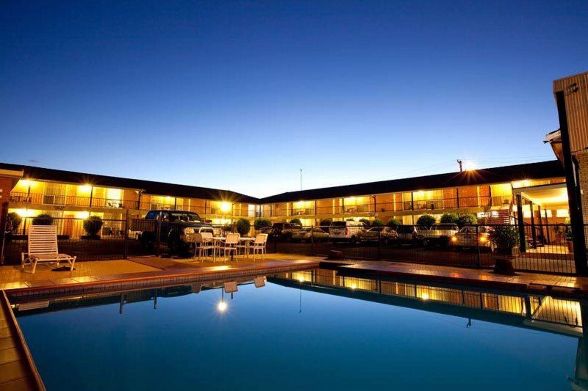Golden West Motor Inn Dubbo Exterior photo